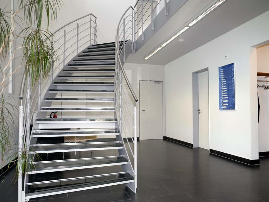 Treppenaufgang zur Büro-Etage im 1. OG